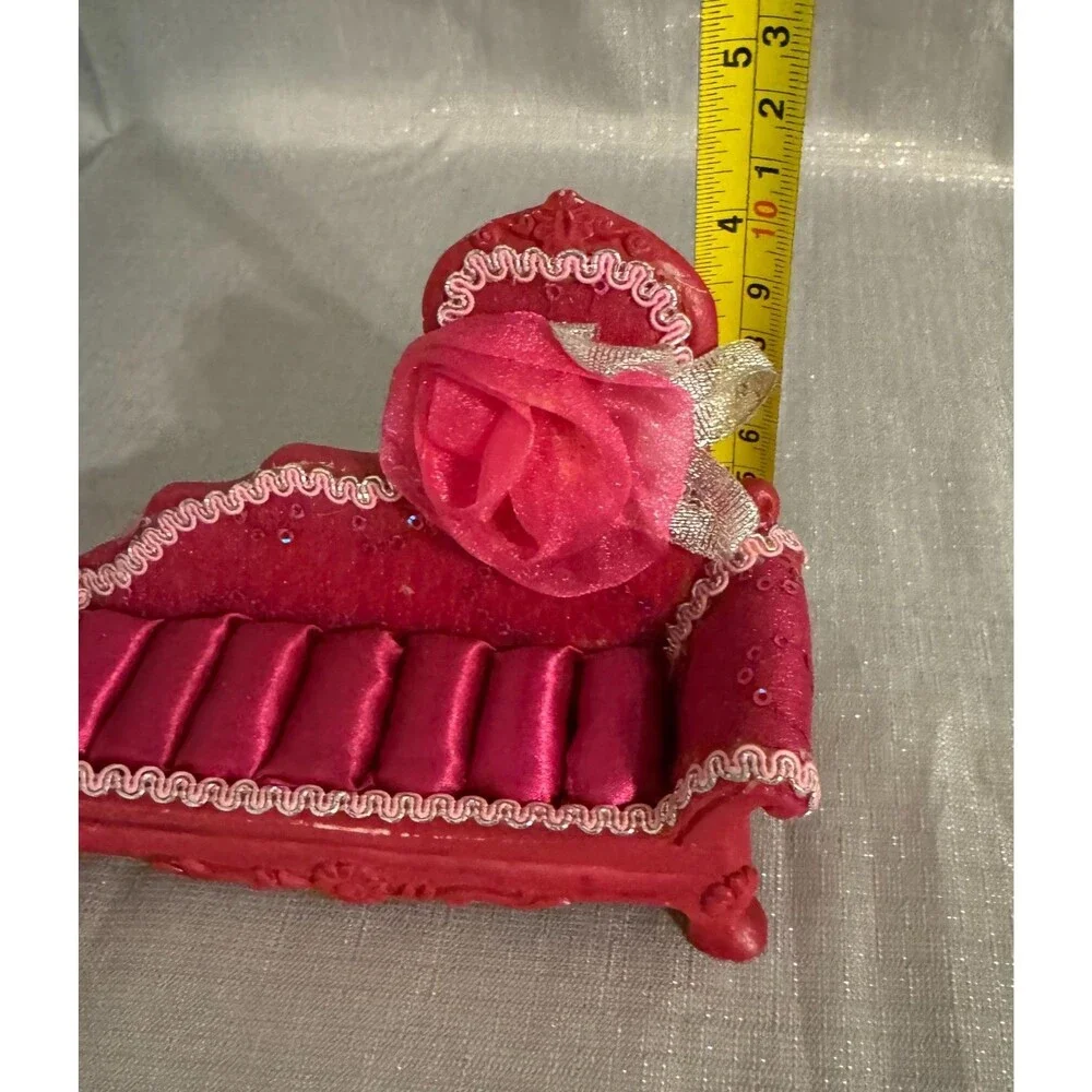 Rings Display Stand Sofa Lounger Shape Lovely Magenta Ring Holder